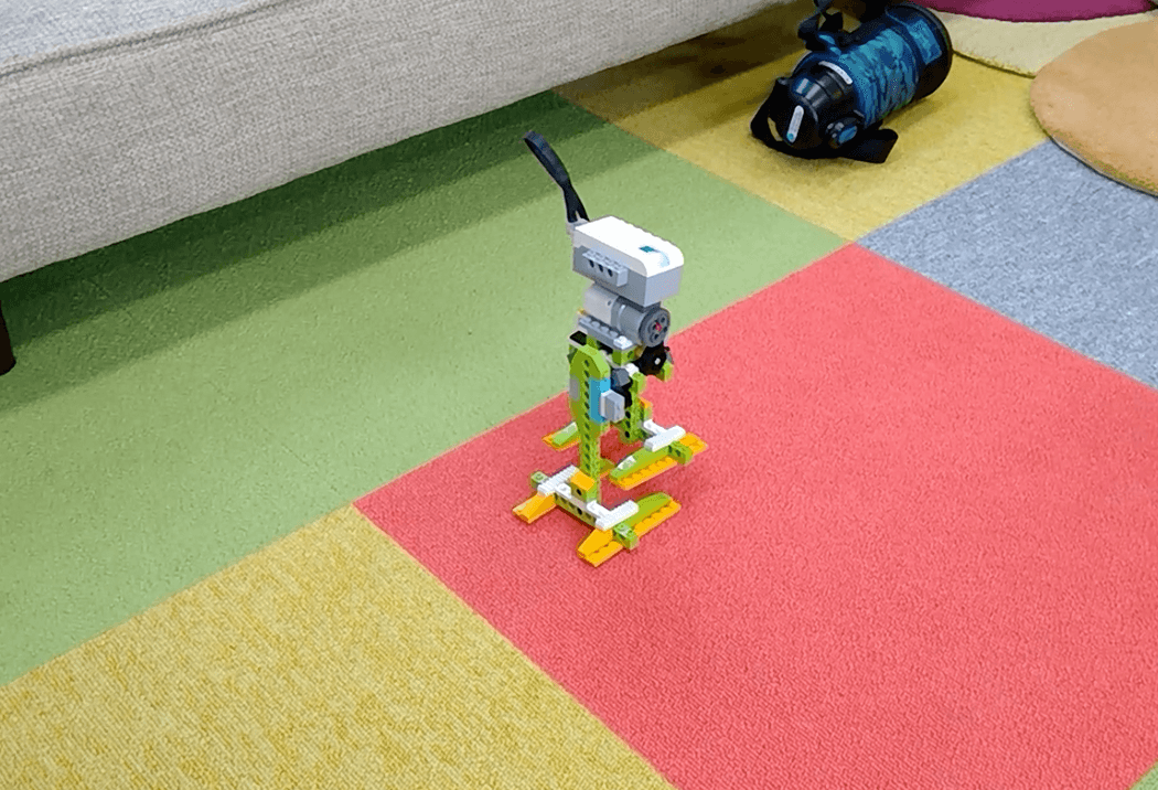二足歩行ロボットを動かしています