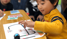 オゾボットに夢中で取り組んでいる生徒さん