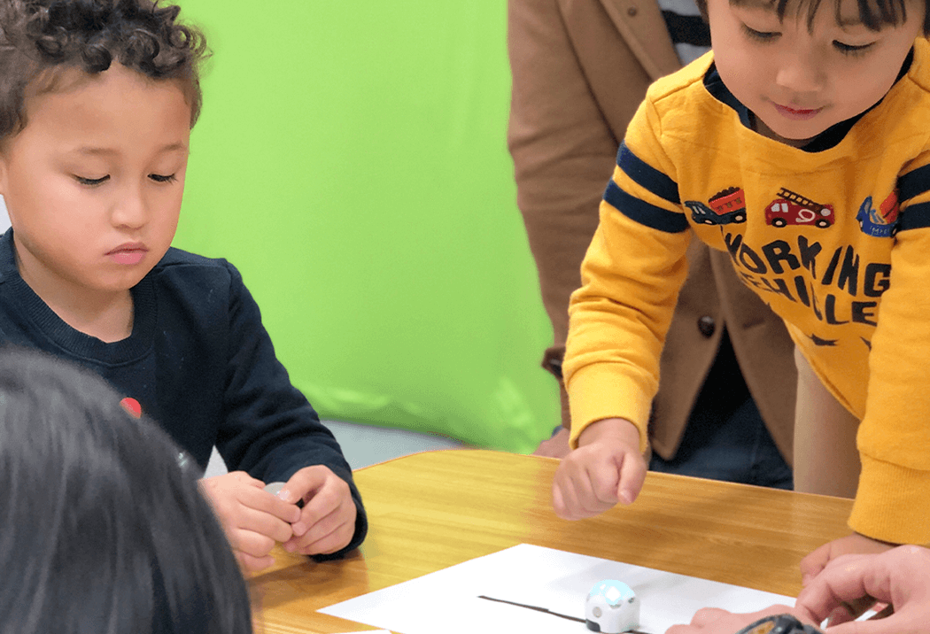 オゾボットでプログラミングを学ぶ２人の生徒さん