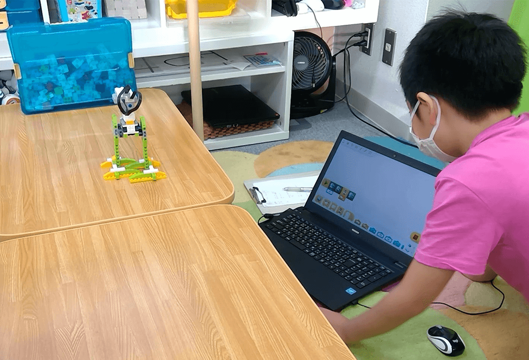 パソコンに触れる生徒さん