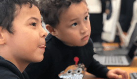 真剣にプログラミングを学ぶ生徒さん