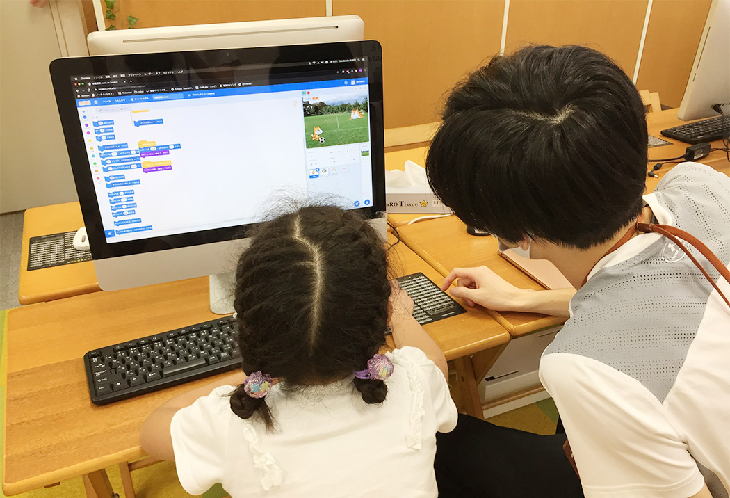 楽しくプログラミングをしている生徒さん