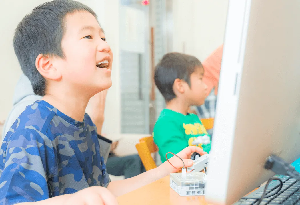 楽しくプログラミングをしている生徒さん