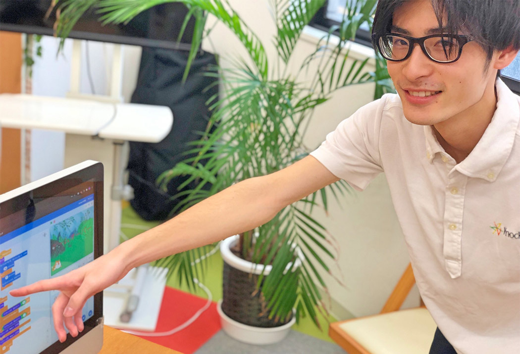 教室でスクラッチを教える先生