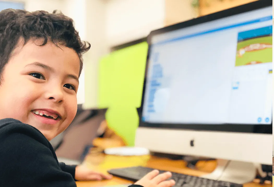 プログラミングを楽しむ小学生の生徒さん