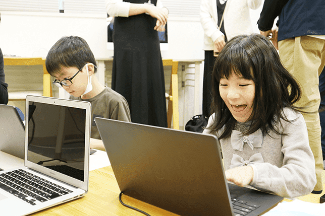 プログラミングに取り組む子どもたち