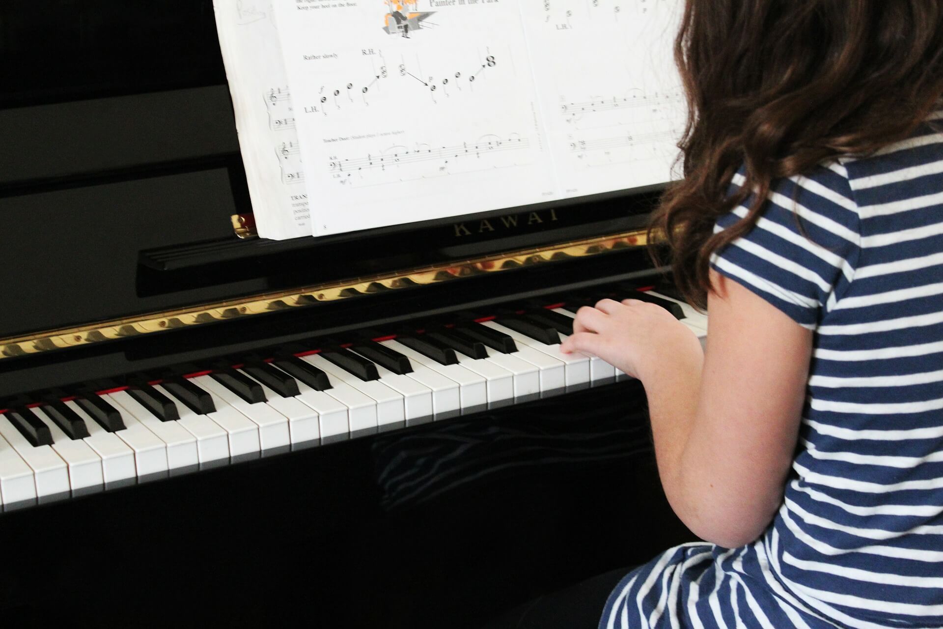 女の子がピアノを弾いている写真