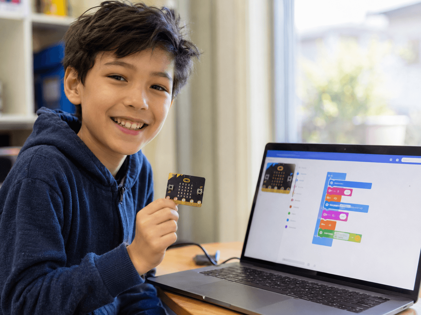 MakeCodeでmicro:bitのゲームを作る子どもの様子